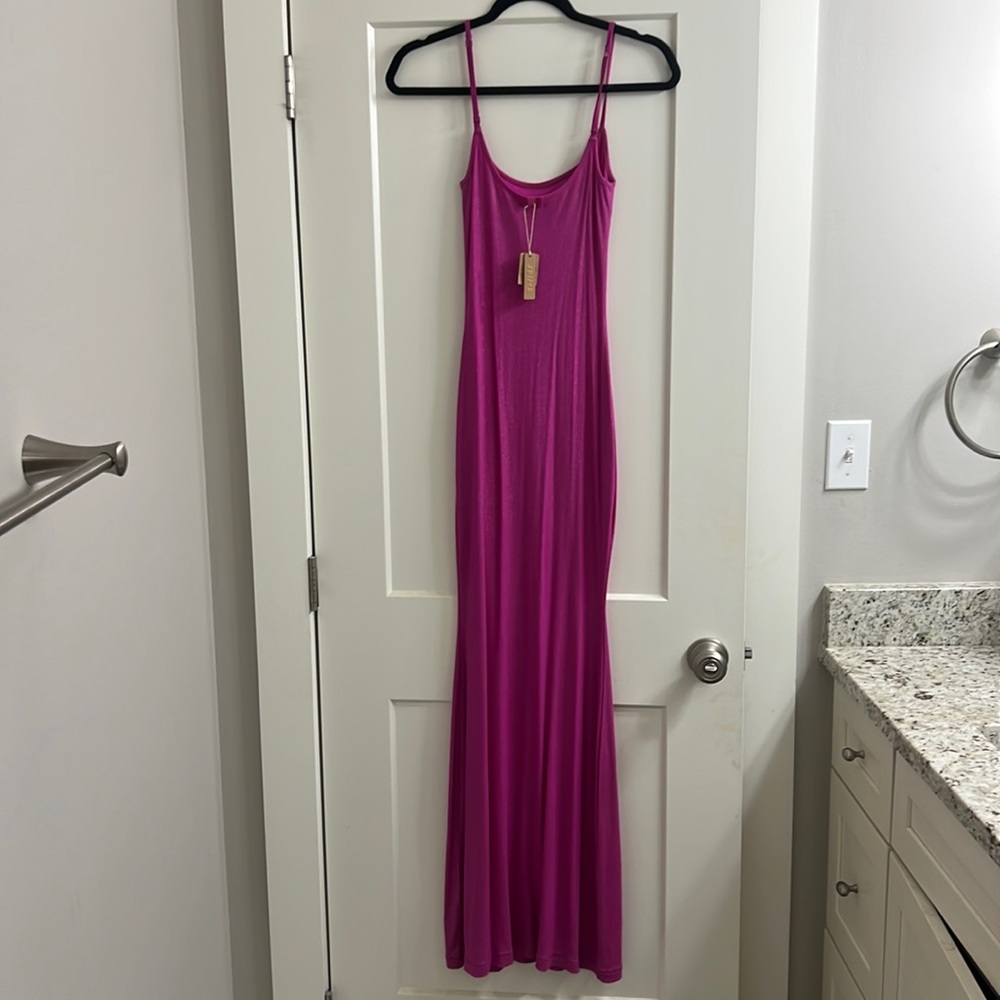 NWT Skims Ribbed Lounge Long Slip Dress Maxi
Fuchsia Foil Large